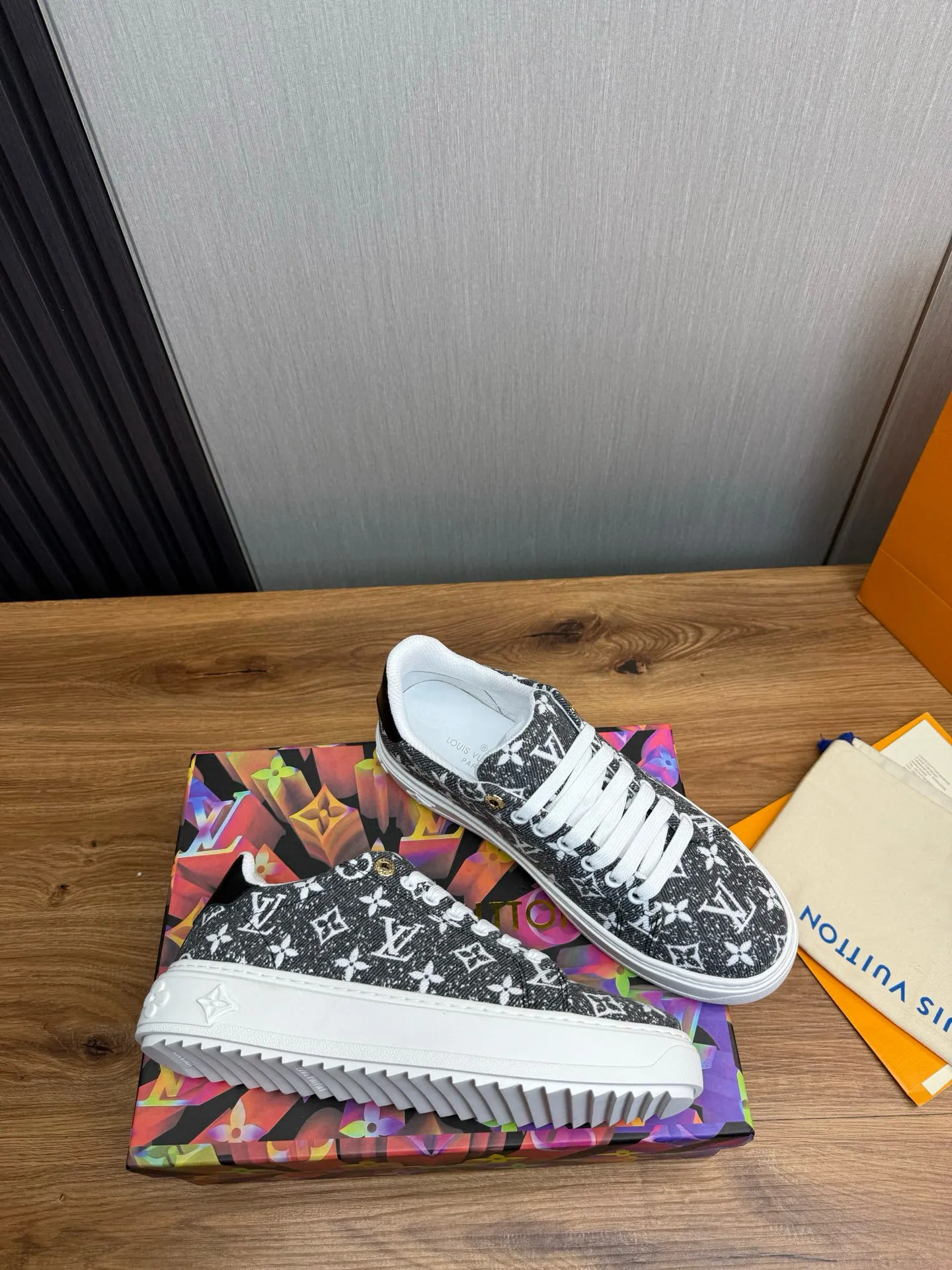 Factory price: 520💰LOUIS VUITTON [Louis VUITTON] The new trendy Lv is on the market🎁, casual and fashionable men's shoes👟The upper is made of imported original fabric + cowhide mesh lining, the original wear-resistant rubber outsole, the version is simple and elegant, exclusive for trendy men. Code number: 38-44, customized 45, 46